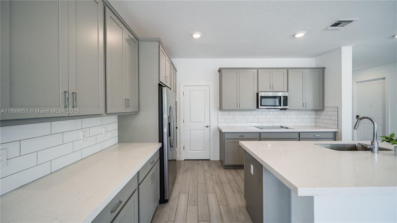 Active With Contract: $2,900 (3 beds, 2 baths, 2017 Square Feet)