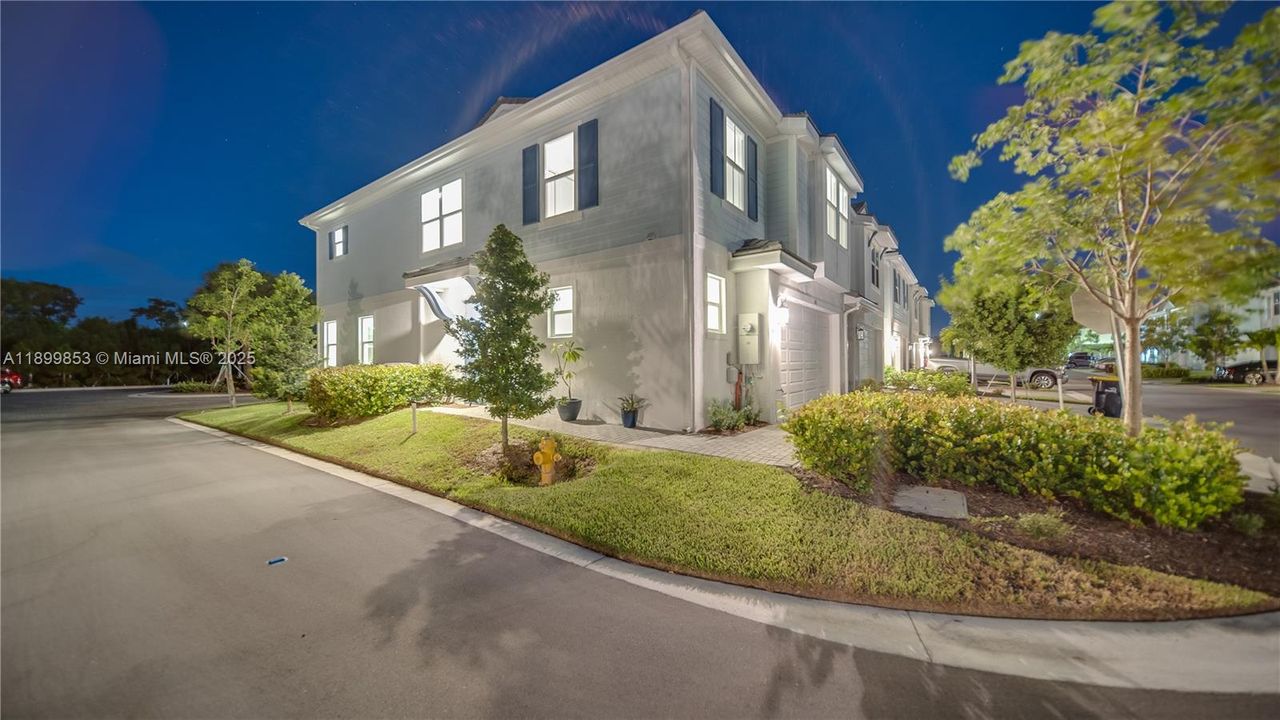 Active With Contract: $2,900 (3 beds, 2 baths, 2017 Square Feet)