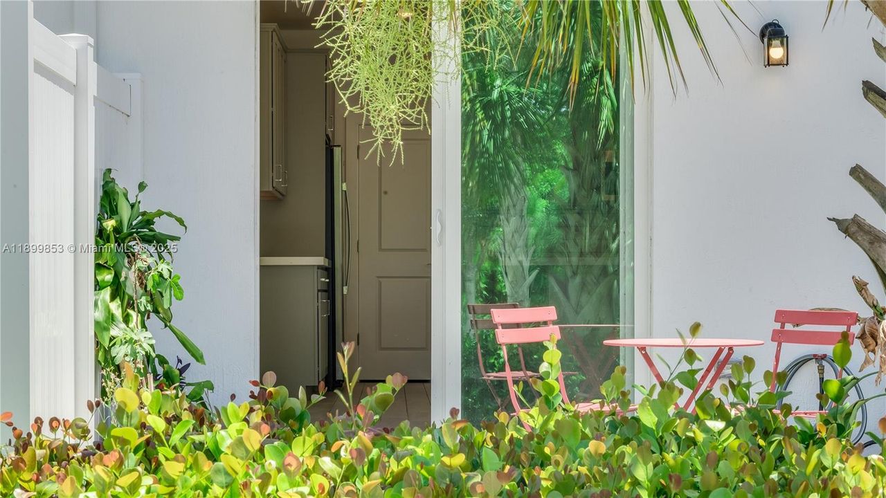 Active With Contract: $2,900 (3 beds, 2 baths, 2017 Square Feet)