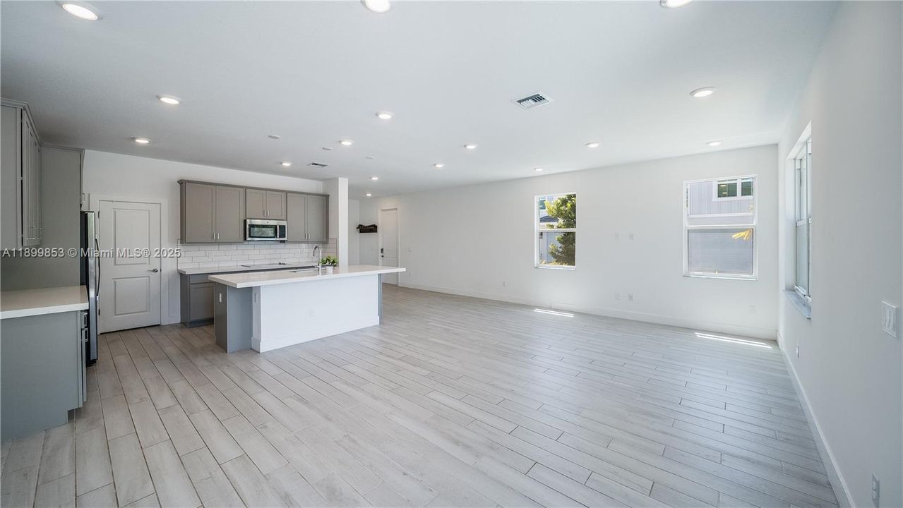 Active With Contract: $2,900 (3 beds, 2 baths, 2017 Square Feet)