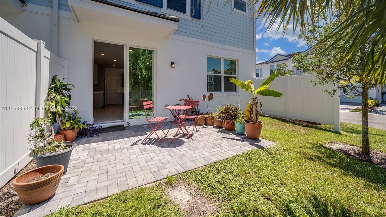 Active With Contract: $2,900 (3 beds, 2 baths, 2017 Square Feet)