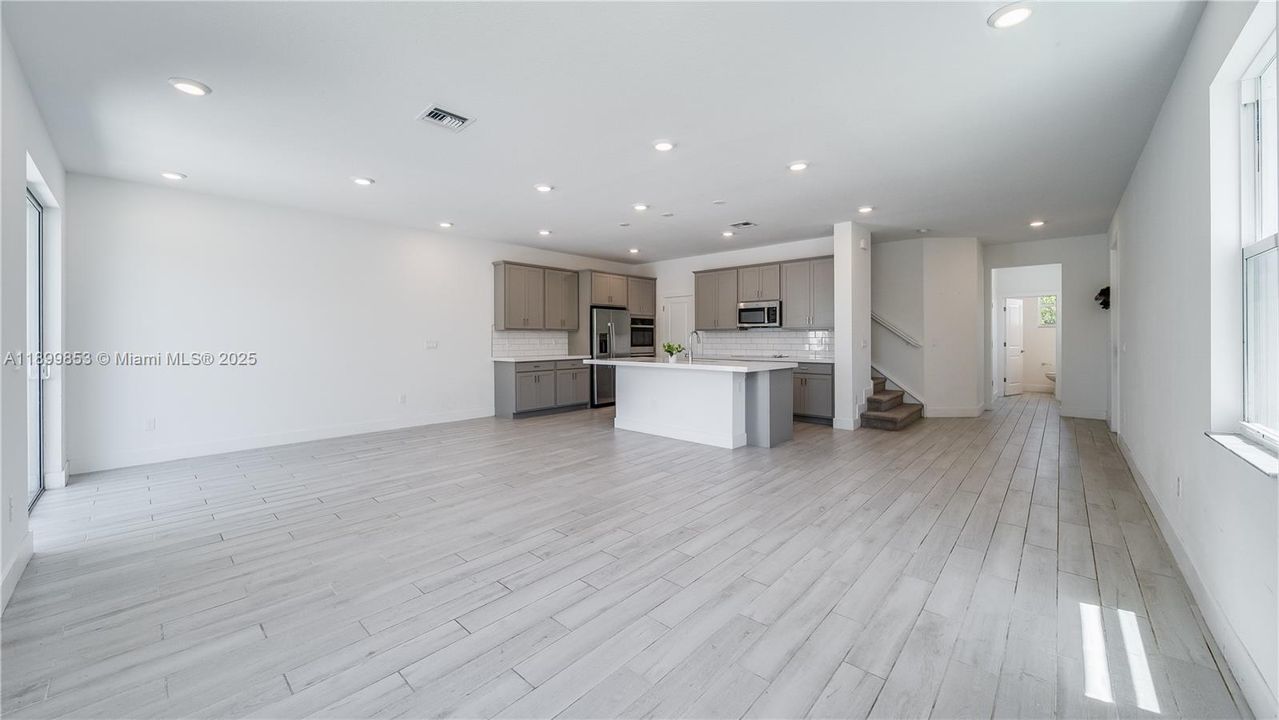 Active With Contract: $2,900 (3 beds, 2 baths, 2017 Square Feet)