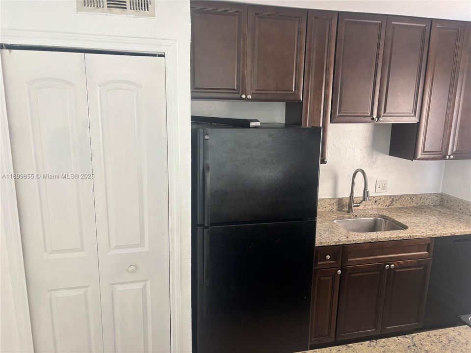 待售: $110,000 (2 贝兹, 1 浴室, 922 平方英尺)