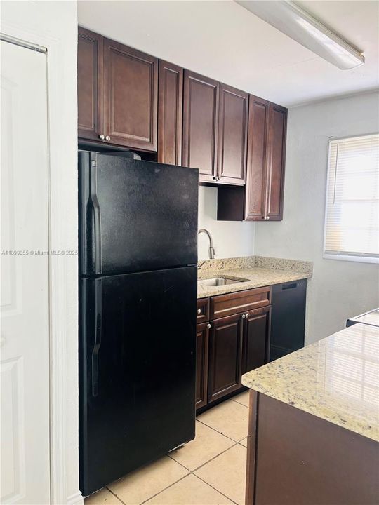 待售: $110,000 (2 贝兹, 1 浴室, 922 平方英尺)