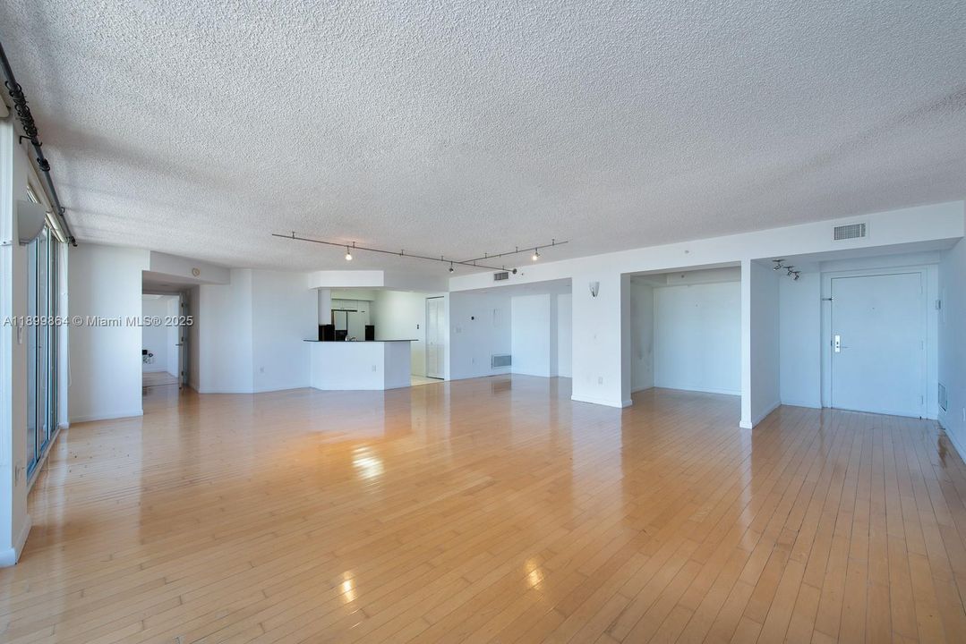 Recently Rented: $8,800 (3 beds, 2 baths, 1930 Square Feet)