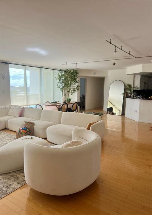 Recently Rented: $8,800 (3 beds, 2 baths, 1930 Square Feet)