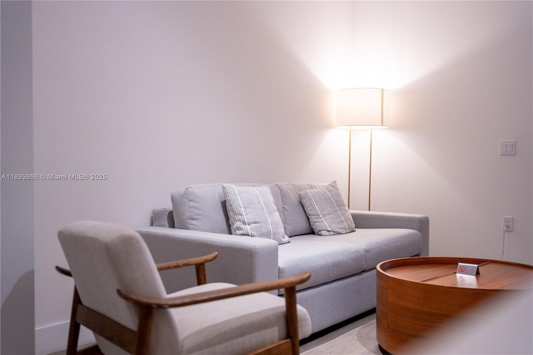 Recently Sold: $500,000 (0 beds, 1 baths, 433 Square Feet)