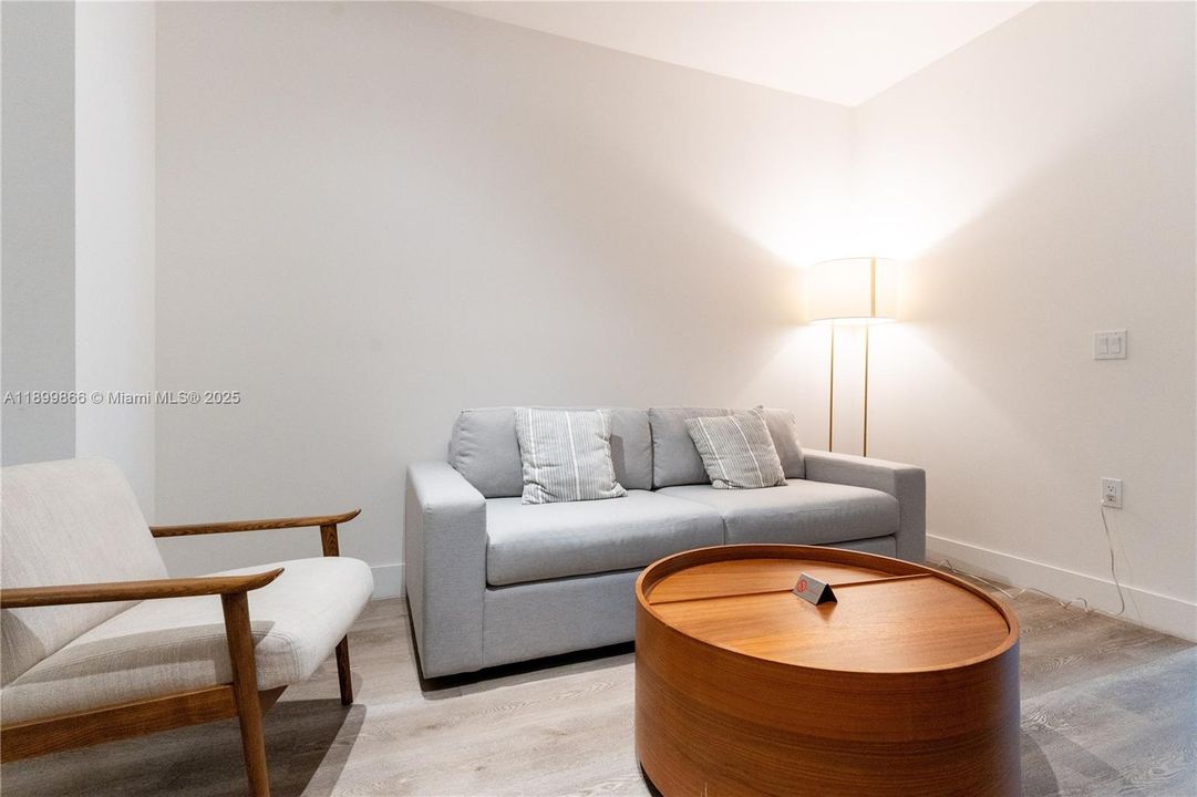 Recently Sold: $500,000 (0 beds, 1 baths, 433 Square Feet)