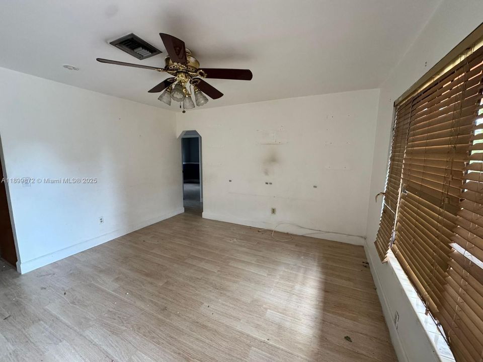 待售: $500,000 (4 贝兹, 2 浴室, 1372 平方英尺)