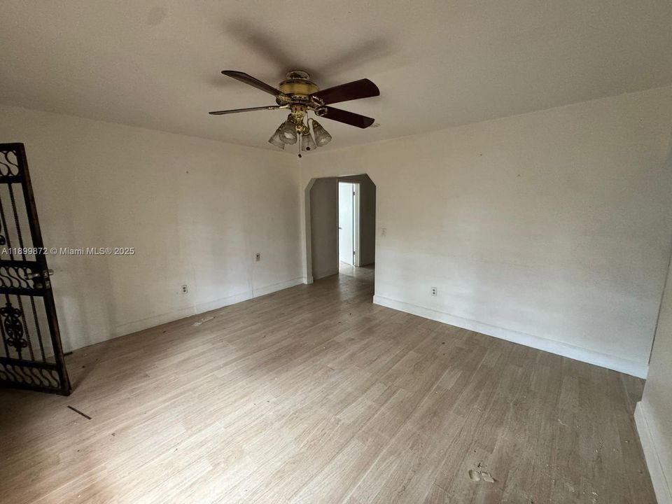 待售: $500,000 (4 贝兹, 2 浴室, 1372 平方英尺)