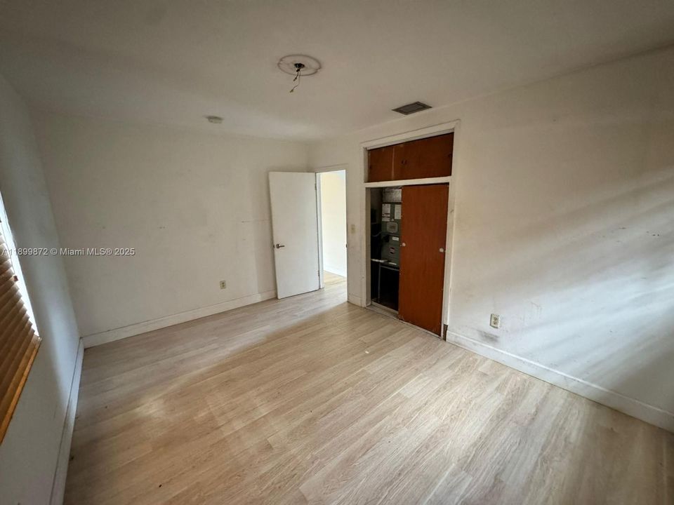 待售: $500,000 (4 贝兹, 2 浴室, 1372 平方英尺)