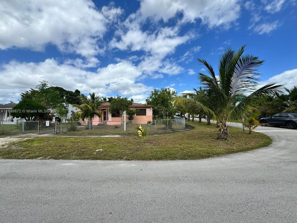 待售: $500,000 (4 贝兹, 2 浴室, 1372 平方英尺)