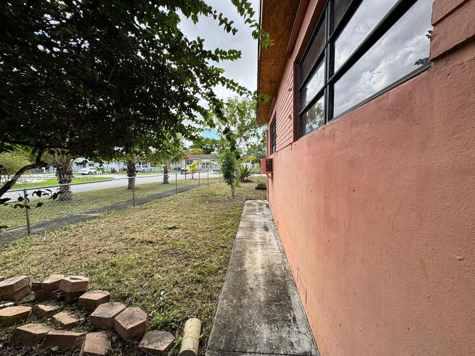 待售: $500,000 (4 贝兹, 2 浴室, 1372 平方英尺)