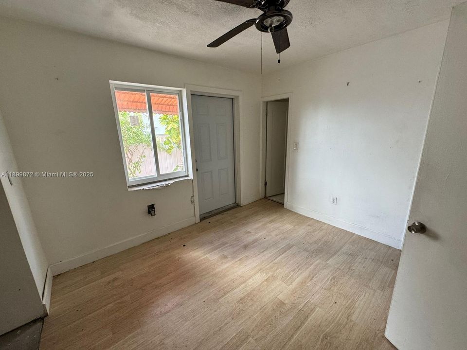 待售: $500,000 (4 贝兹, 2 浴室, 1372 平方英尺)