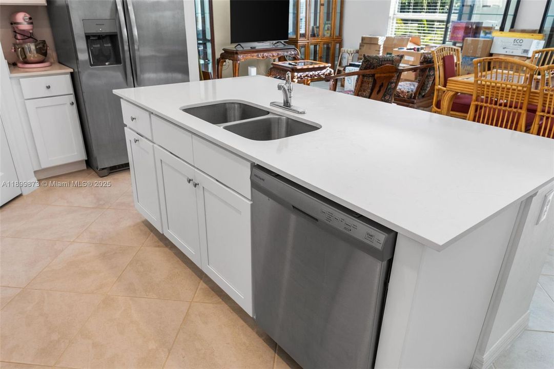 For Sale: $335,000 (3 beds, 2 baths, 1556 Square Feet)