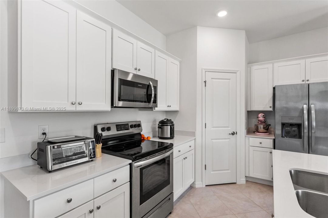 For Sale: $335,000 (3 beds, 2 baths, 1556 Square Feet)