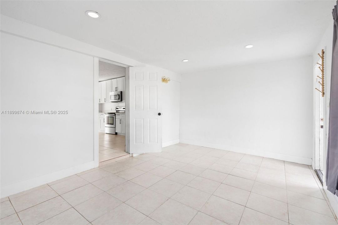 出租: $1,550 (1 贝兹, 1 浴室, 576 平方英尺)