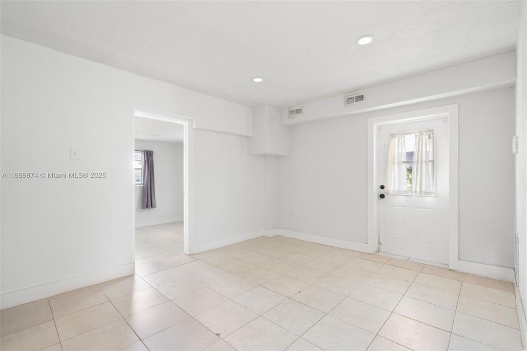 出租: $1,550 (1 贝兹, 1 浴室, 576 平方英尺)