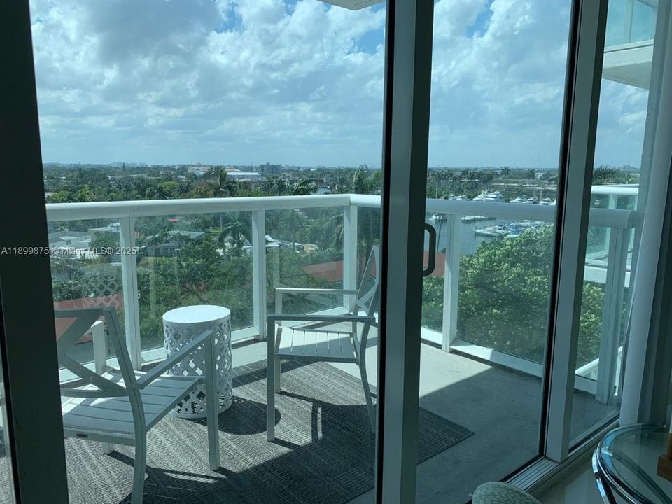 Active With Contract: $2,200 (1 beds, 1 baths, 670 Square Feet)