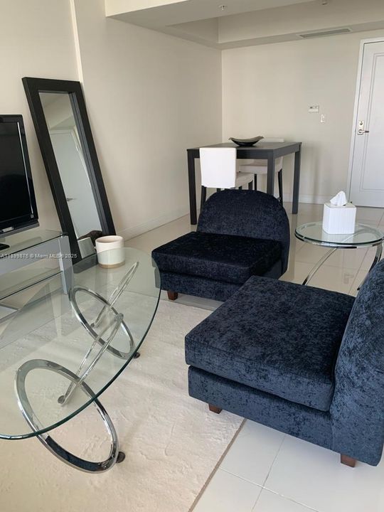 Active With Contract: $2,200 (1 beds, 1 baths, 670 Square Feet)