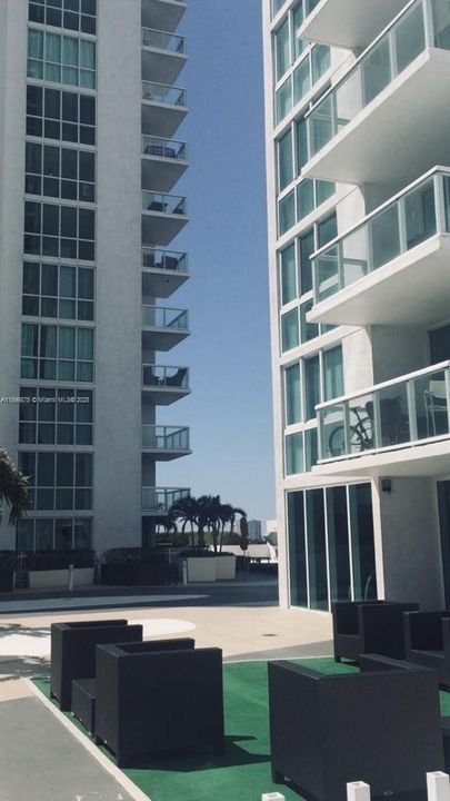 Active With Contract: $2,200 (1 beds, 1 baths, 670 Square Feet)