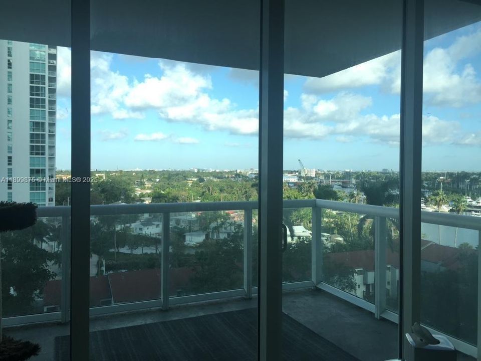 Active With Contract: $2,200 (1 beds, 1 baths, 670 Square Feet)