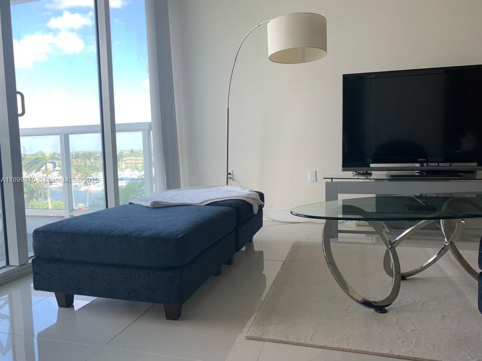 Active With Contract: $2,200 (1 beds, 1 baths, 670 Square Feet)