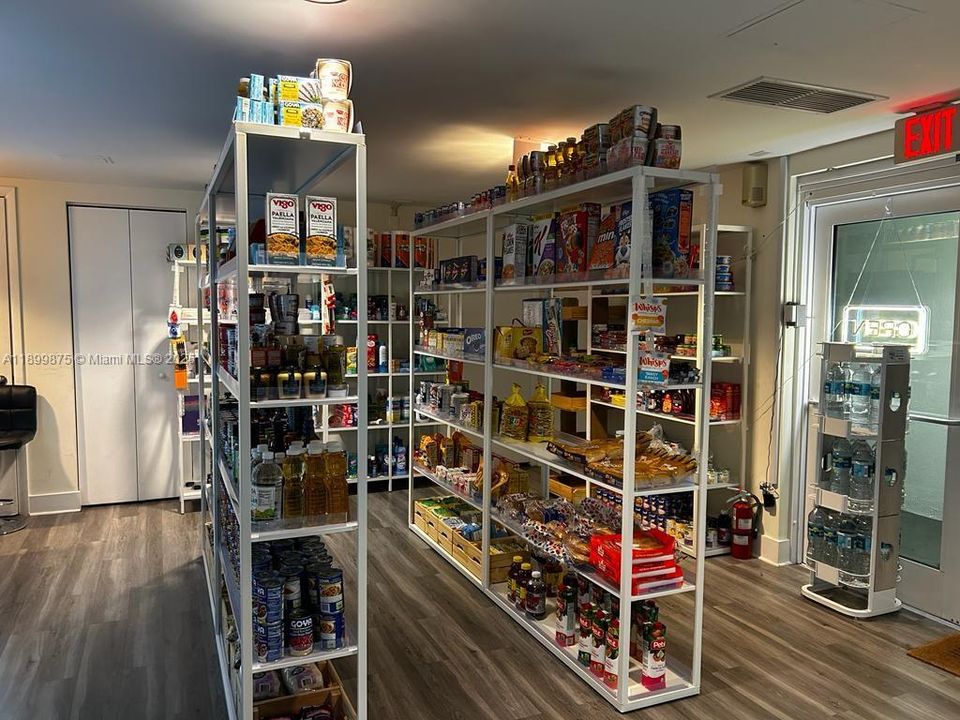 Active With Contract: $2,200 (1 beds, 1 baths, 670 Square Feet)