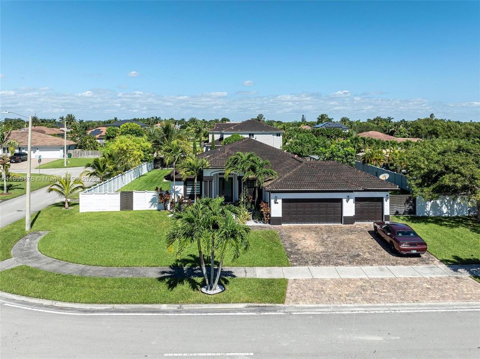 For Sale: $950,000 (4 beds, 3 baths, 2653 Square Feet)