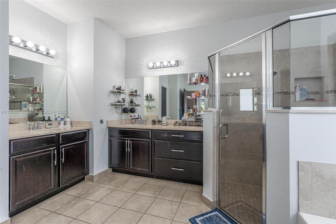 For Sale: $950,000 (4 beds, 3 baths, 2653 Square Feet)