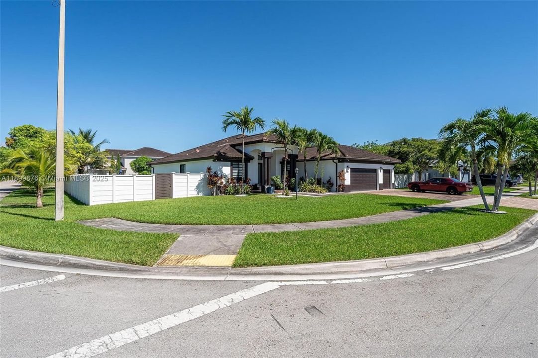 For Sale: $950,000 (4 beds, 3 baths, 2653 Square Feet)