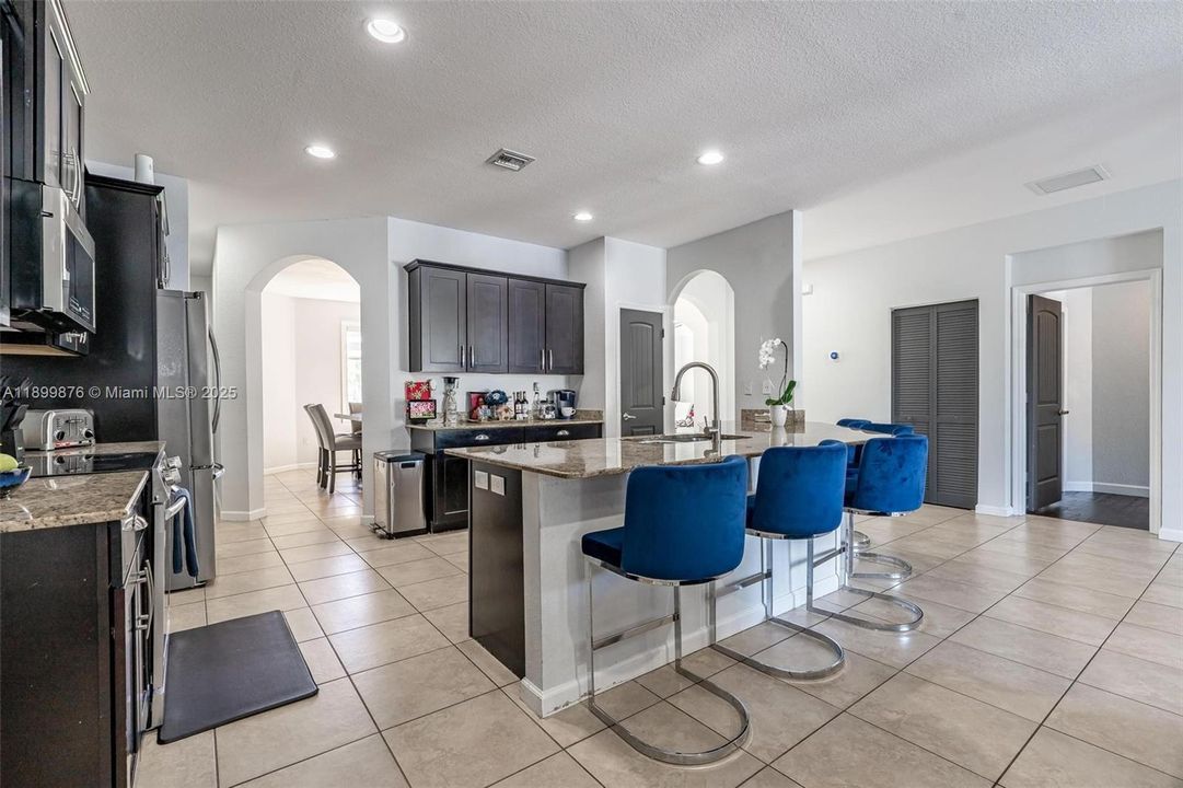 For Sale: $950,000 (4 beds, 3 baths, 2653 Square Feet)