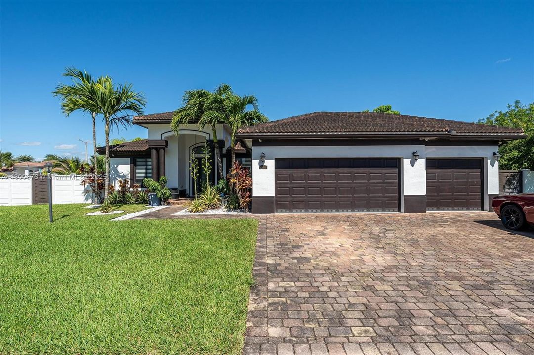 For Sale: $950,000 (4 beds, 3 baths, 2653 Square Feet)