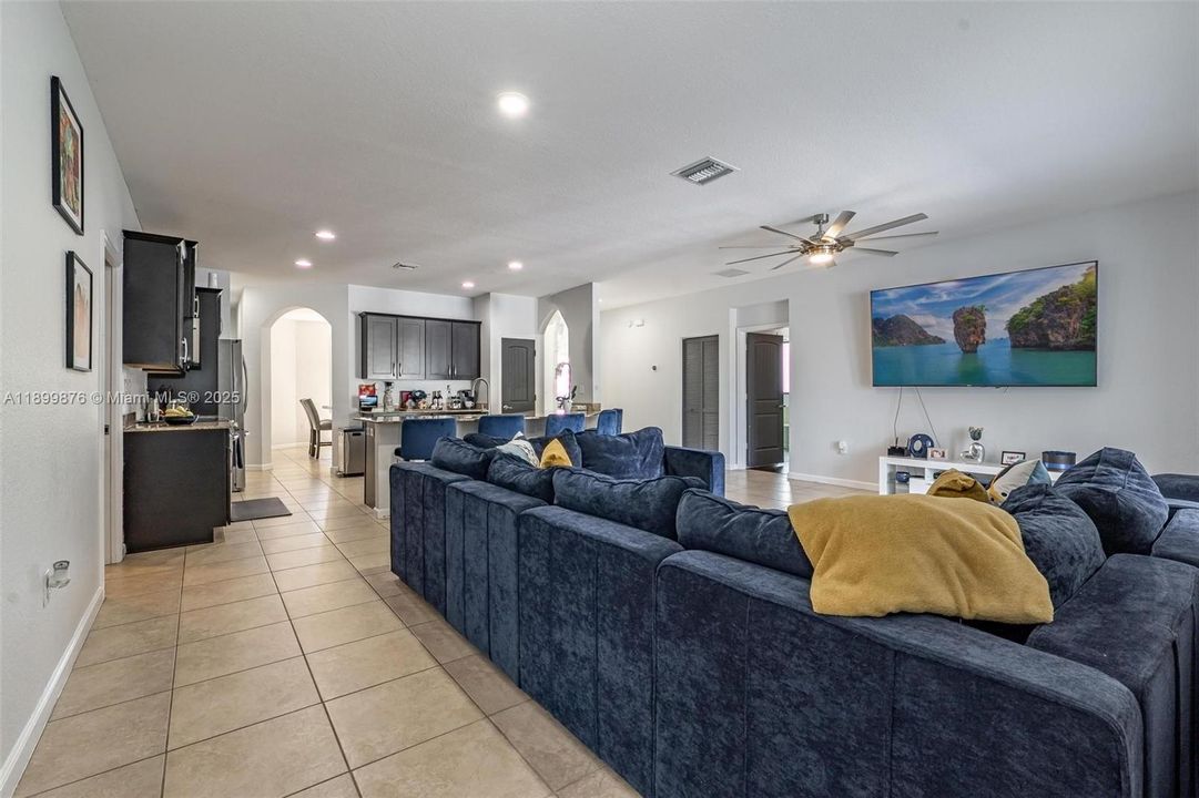 For Sale: $950,000 (4 beds, 3 baths, 2653 Square Feet)