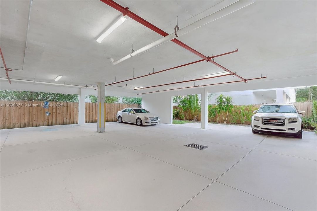 Active With Contract: $2,050 (1 beds, 1 baths, 600 Square Feet)