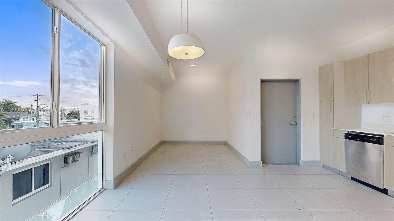 Active With Contract: $2,050 (1 beds, 1 baths, 600 Square Feet)