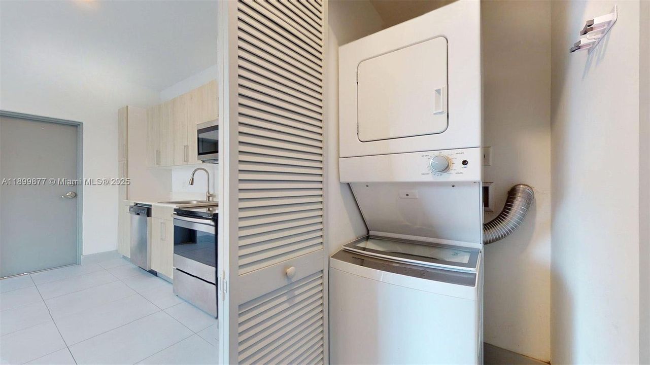 Active With Contract: $2,050 (1 beds, 1 baths, 600 Square Feet)