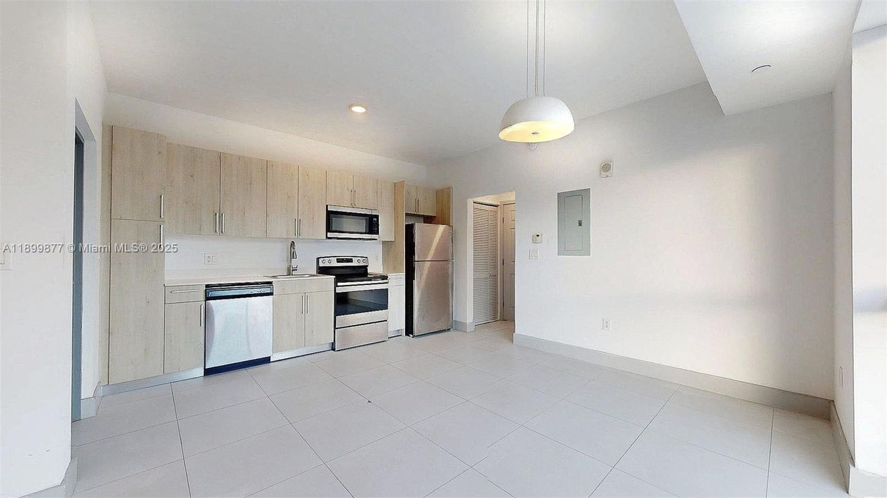 Active With Contract: $2,050 (1 beds, 1 baths, 600 Square Feet)