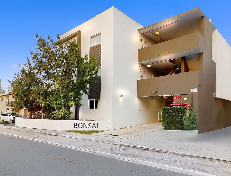 Active With Contract: $2,050 (1 beds, 1 baths, 600 Square Feet)