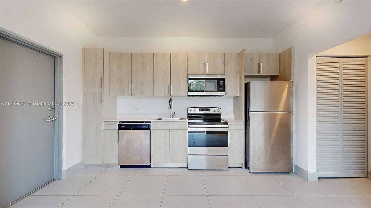 Active With Contract: $2,050 (1 beds, 1 baths, 600 Square Feet)