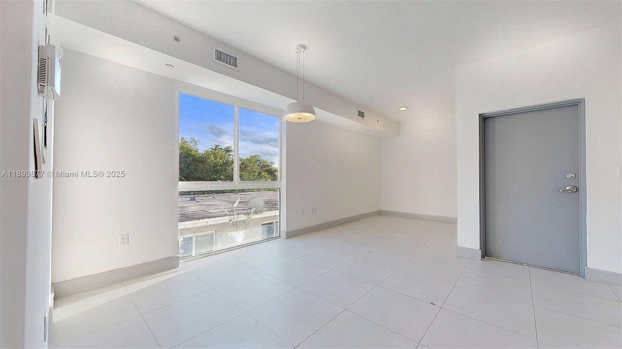 Active With Contract: $2,050 (1 beds, 1 baths, 600 Square Feet)