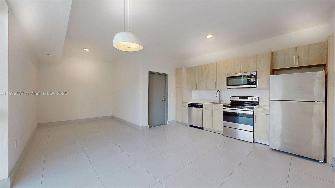 Active With Contract: $2,050 (1 beds, 1 baths, 600 Square Feet)