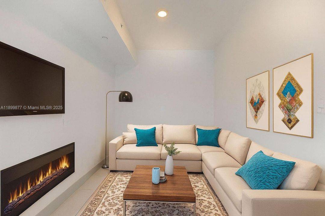 Active With Contract: $2,050 (1 beds, 1 baths, 600 Square Feet)