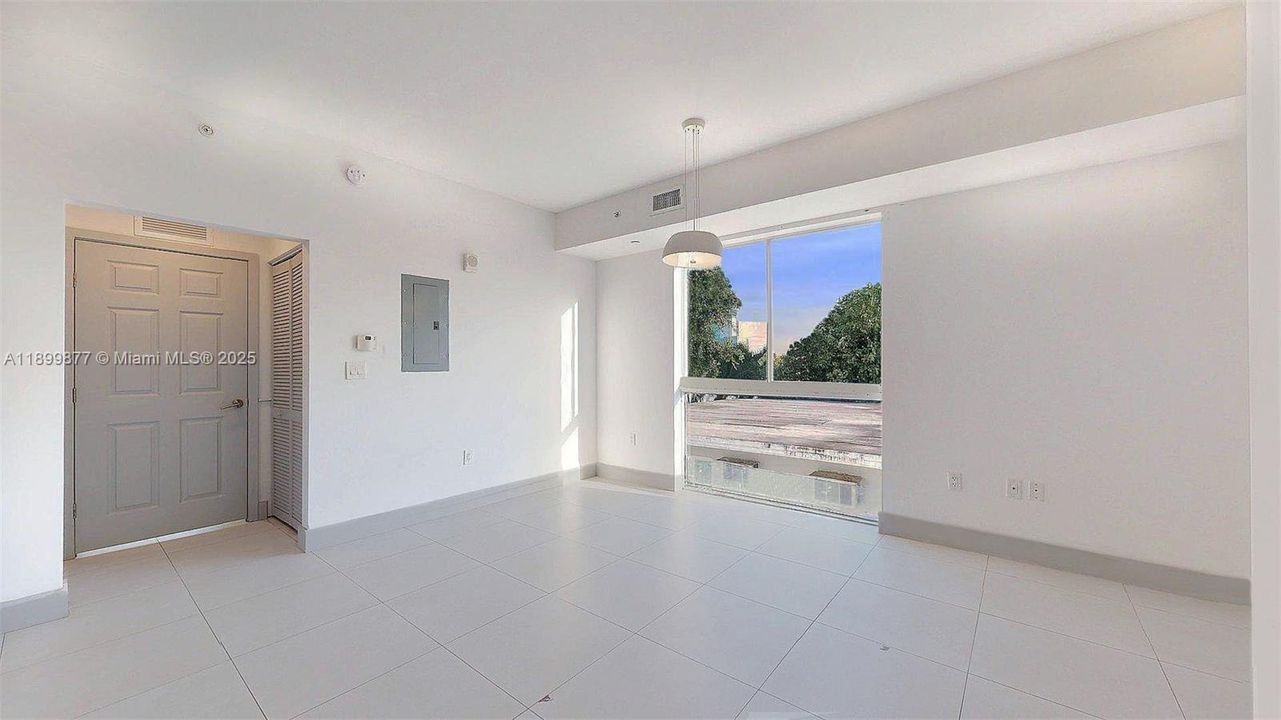 Active With Contract: $2,050 (1 beds, 1 baths, 600 Square Feet)