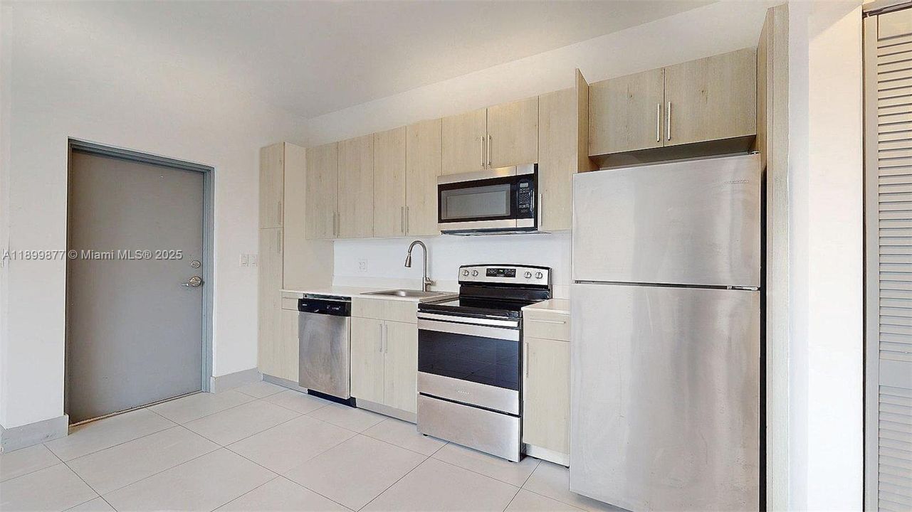 Active With Contract: $2,050 (1 beds, 1 baths, 600 Square Feet)