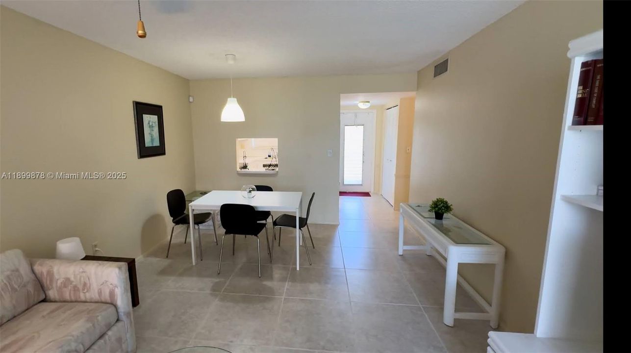 出租: $1,400 (1 贝兹, 1 浴室, 640 平方英尺)