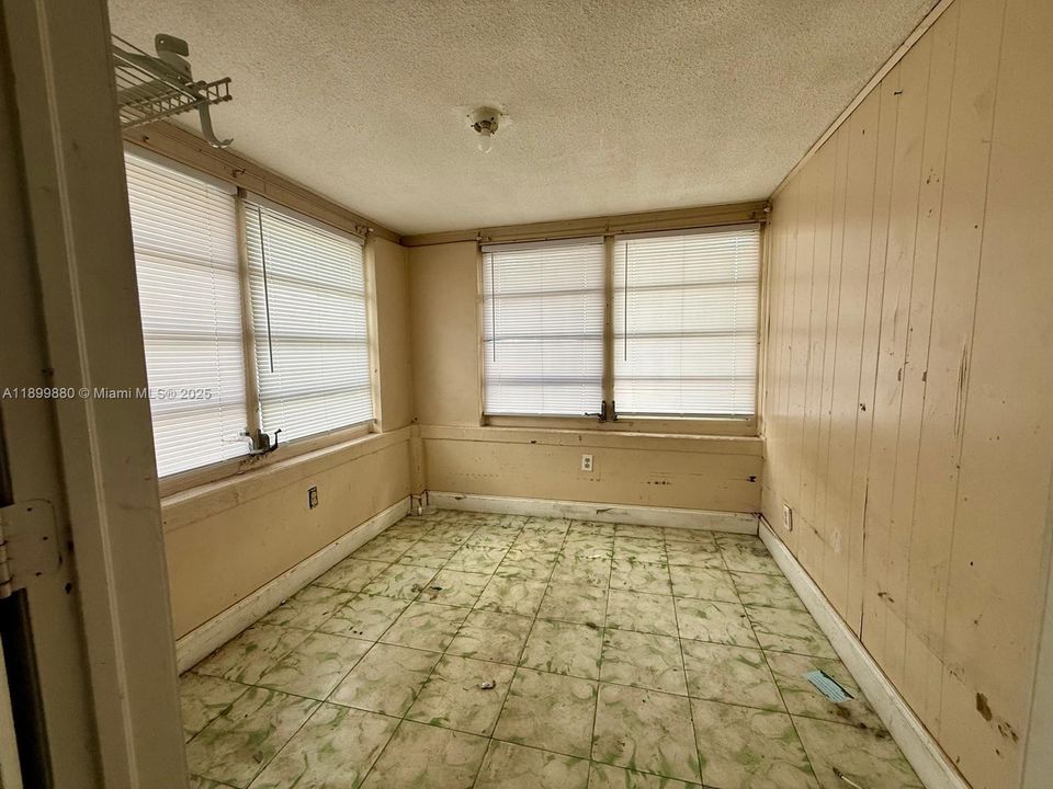 For Sale: $560,000 (3 beds, 2 baths, 1397 Square Feet)