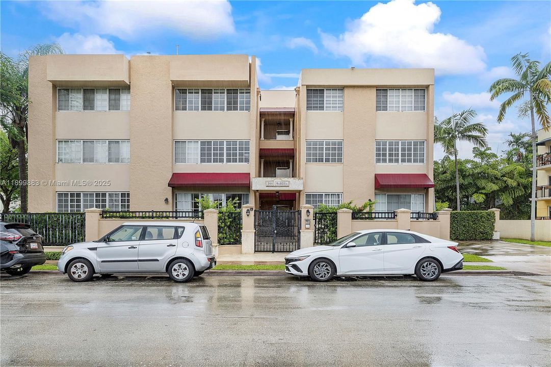 Recently Rented: $1,995 (2 beds, 1 baths, 722 Square Feet)