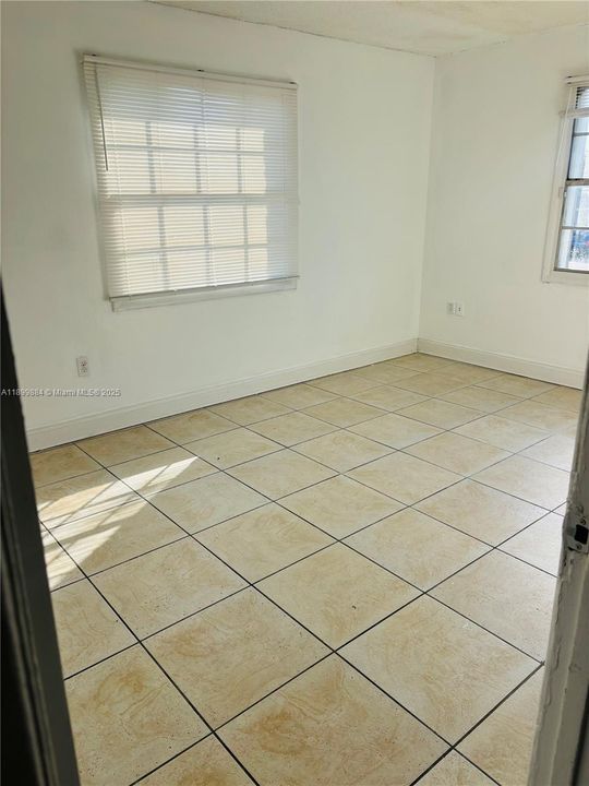 For Rent: $1,475 (2 beds, 1 baths, 922 Square Feet)