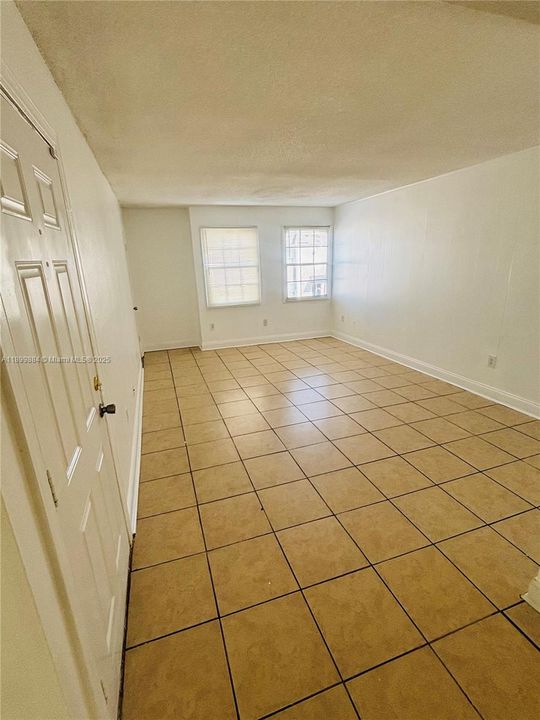 For Rent: $1,475 (2 beds, 1 baths, 922 Square Feet)